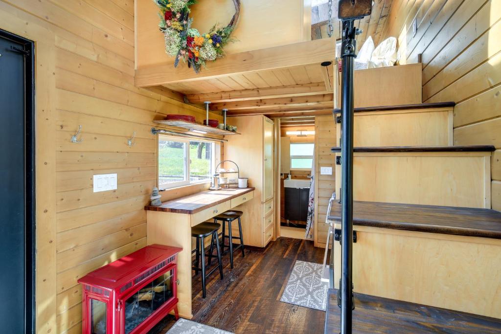 Abingdon Vacation Rental Tiny Home on 10-Acre Farm photo 3