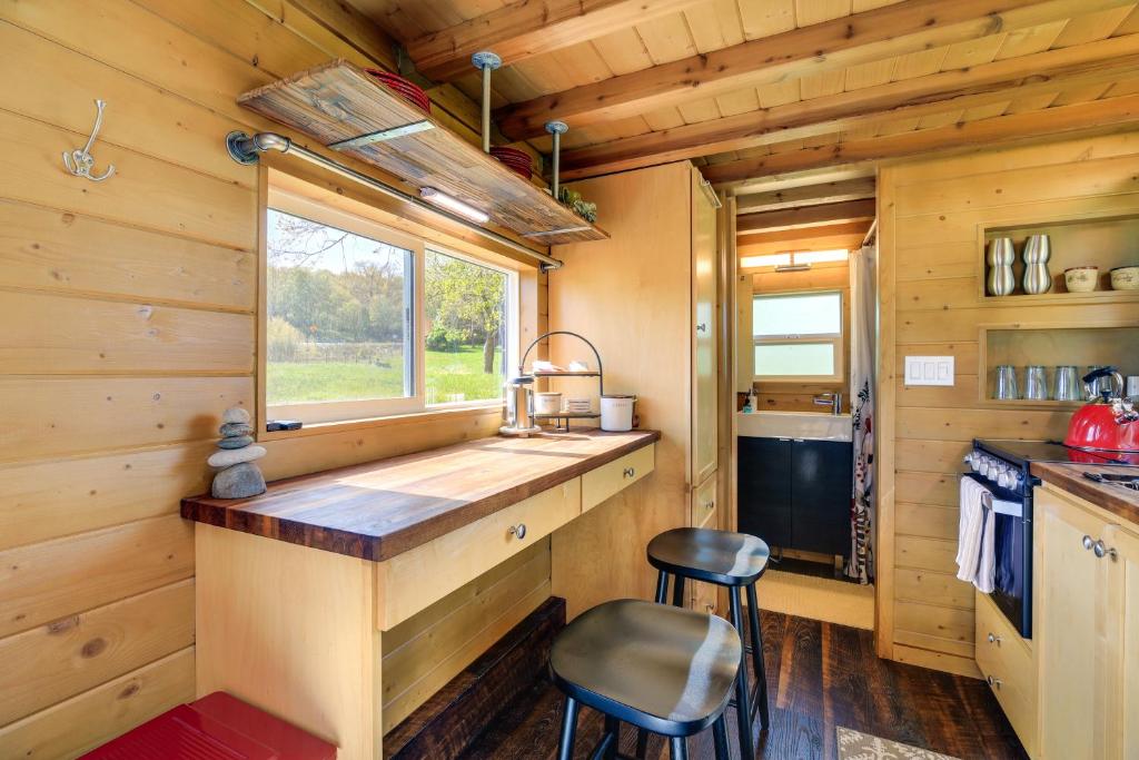 Abingdon Vacation Rental Tiny Home on 10-Acre Farm photo 4
