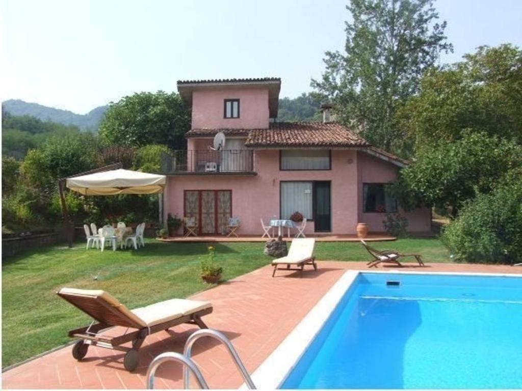 Ferienhaus in Camporgiano mit Grill und Terrasse