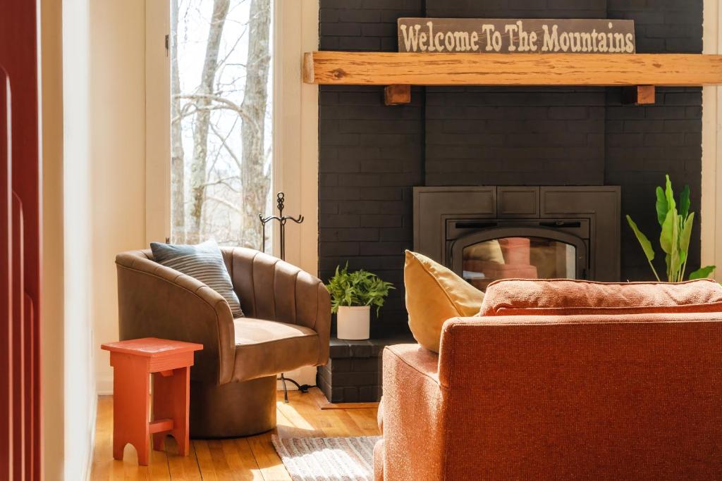 Winter Retreat at Oak Ledge! Ski Tips & Cozy Sips photo 3