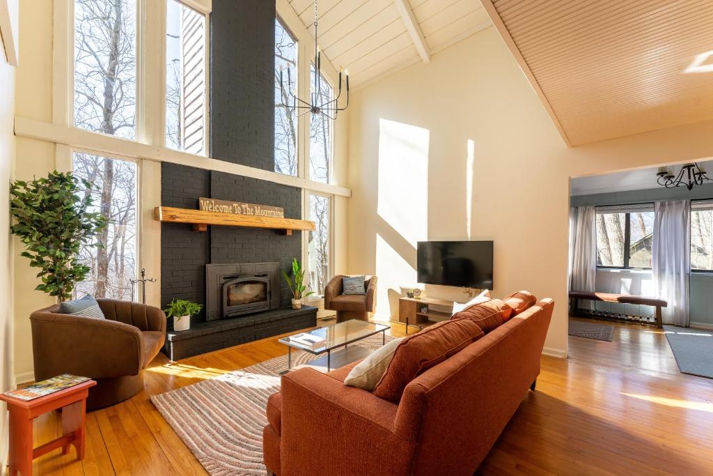 Winter Retreat at Oak Ledge! Ski Tips & Cozy Sips photo 2
