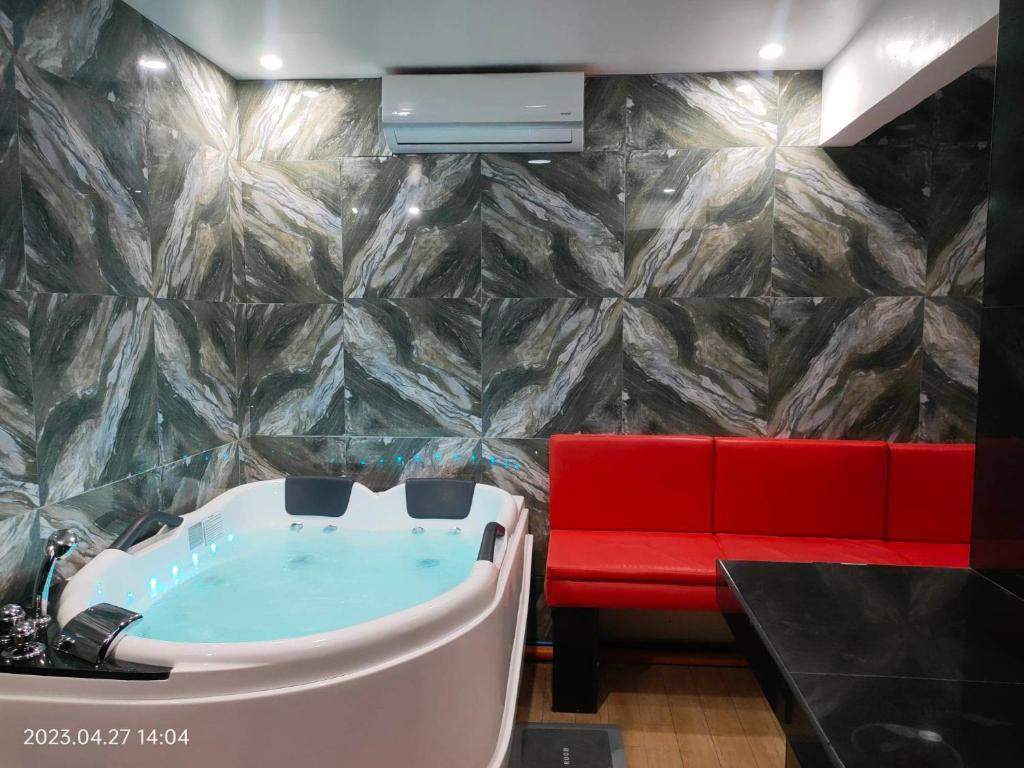 King Rapid Rise Hotel Room Type - Deluxe King Room