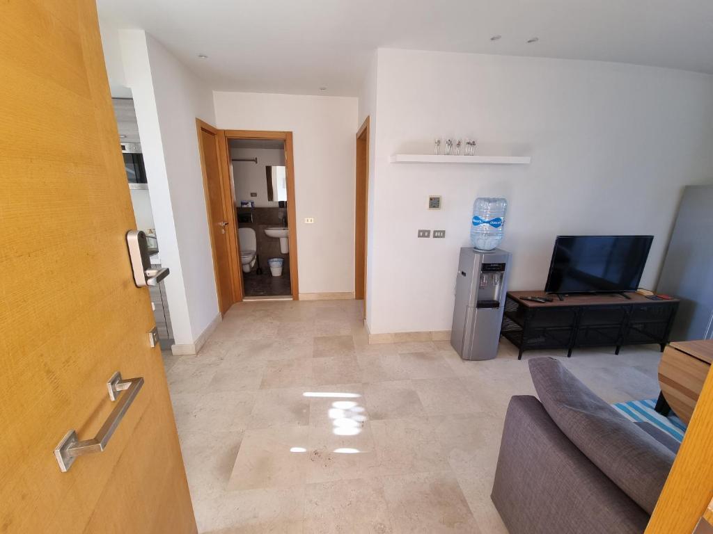 1 Bedroom, Pool view and 2 balconies, Scarab Club photo 4
