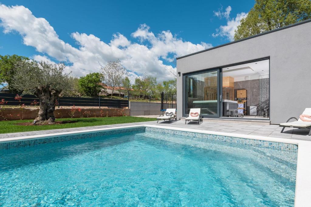 Villa Alison Deluxe with private spa and heated swimming pool photo 3