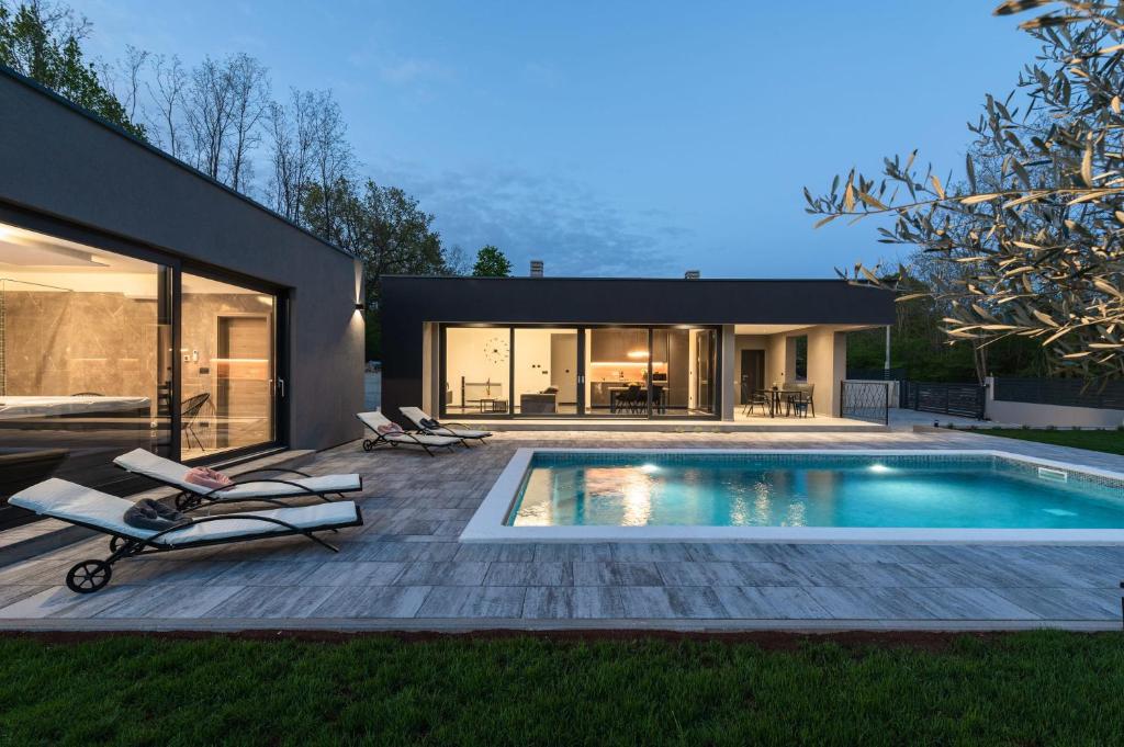 Villa Alison Deluxe with private spa and heated swimming pool photo 4