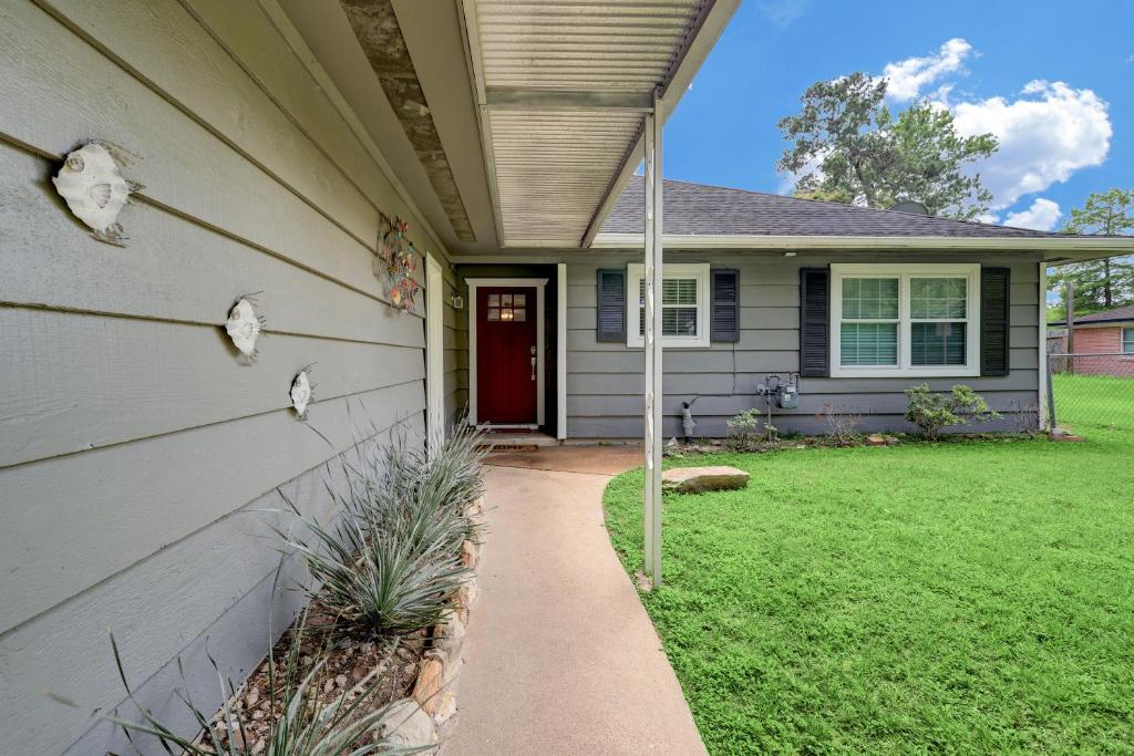 Kingwood Cottage - 10 mins from IAH - Lake Front photo 1