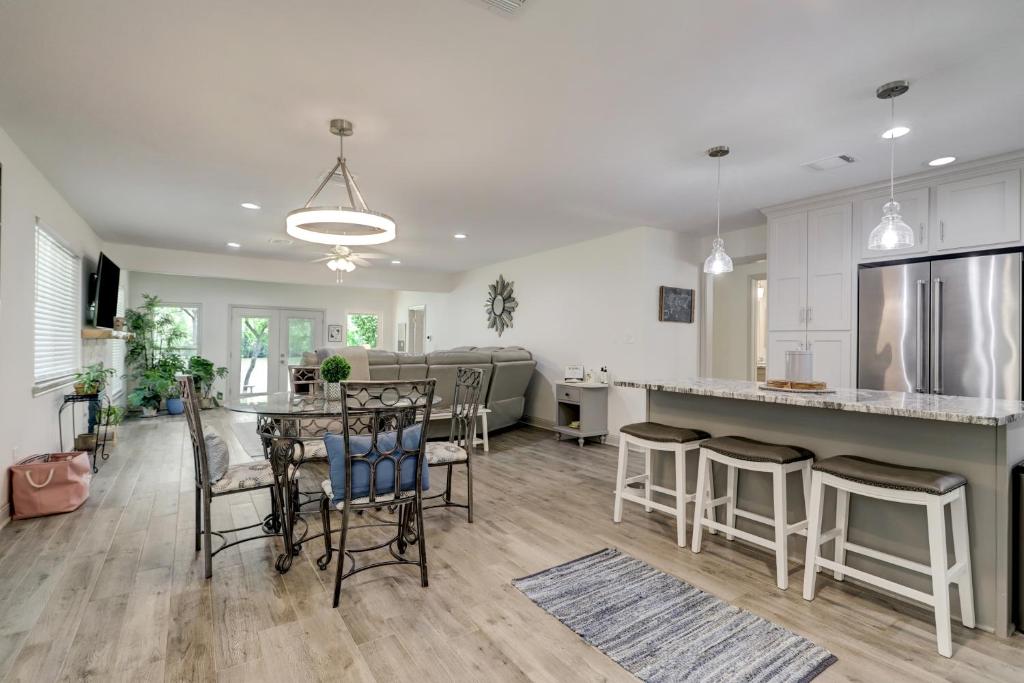 Kingwood Cottage - 10 mins from IAH - Lake Front photo 3