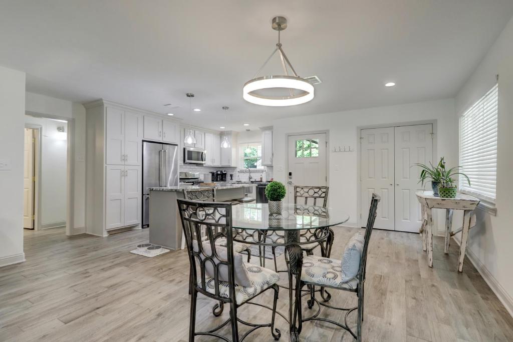 Kingwood Cottage - 10 mins from IAH - Lake Front photo 4