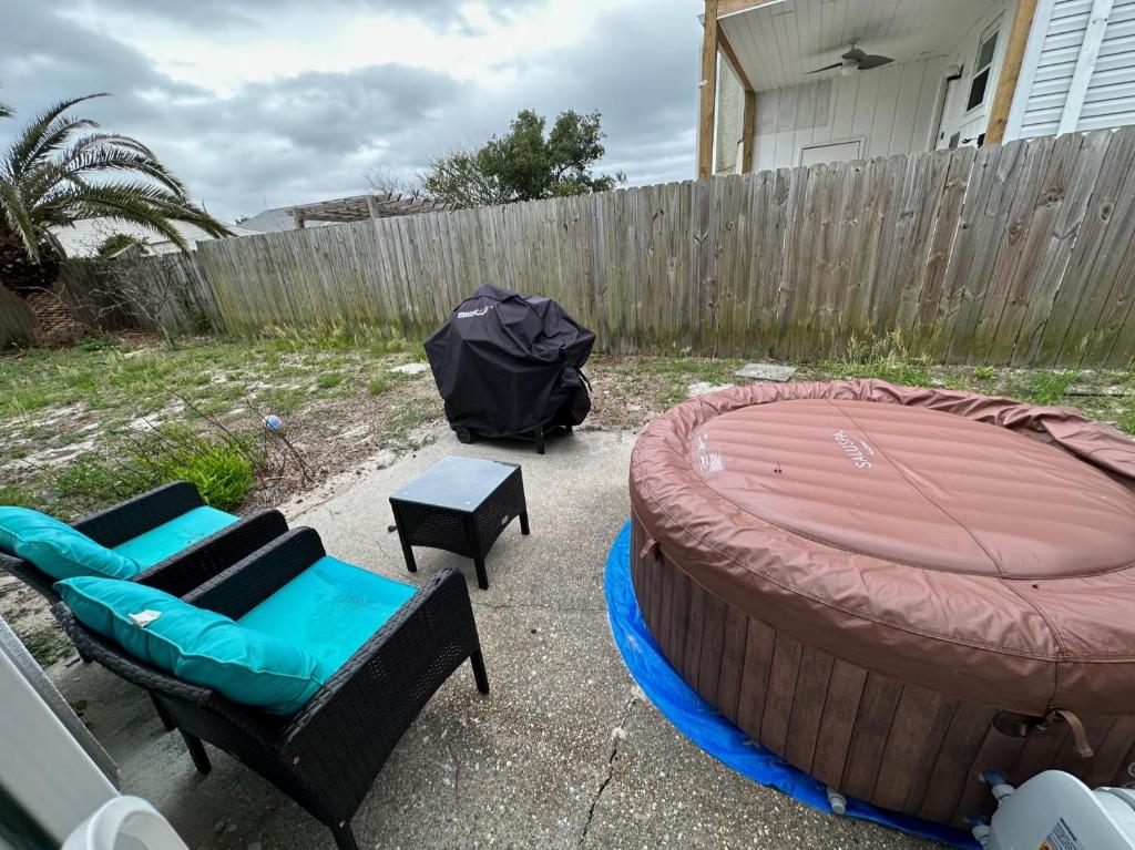 Beautiful House Sleeps 12 - Hot Tub - Walk to Beach photo 3