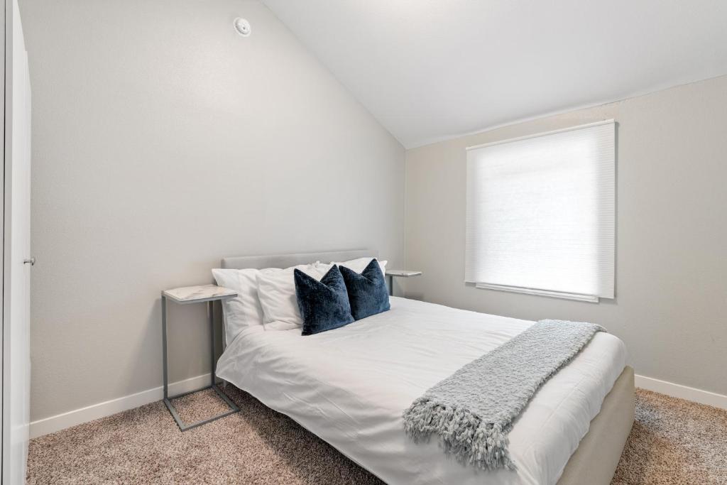 Centrally Located 2 Bedroom Home Close To Pdx