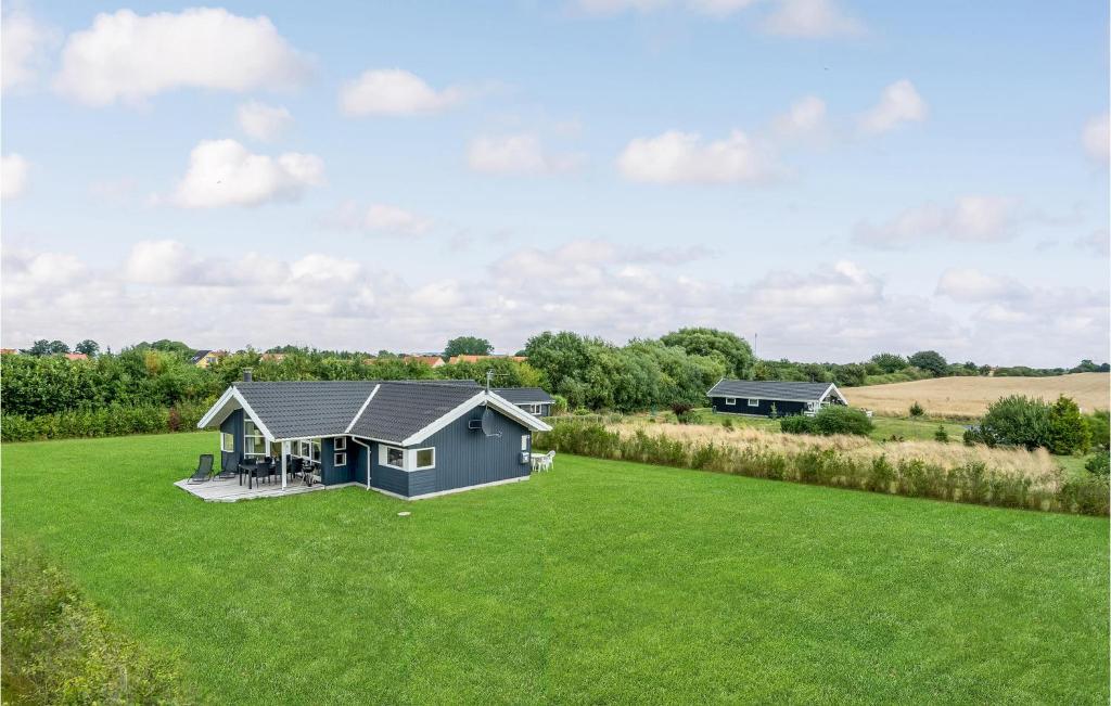 Nice Home In Fllenslev With 3 Bedrooms And Wifi
