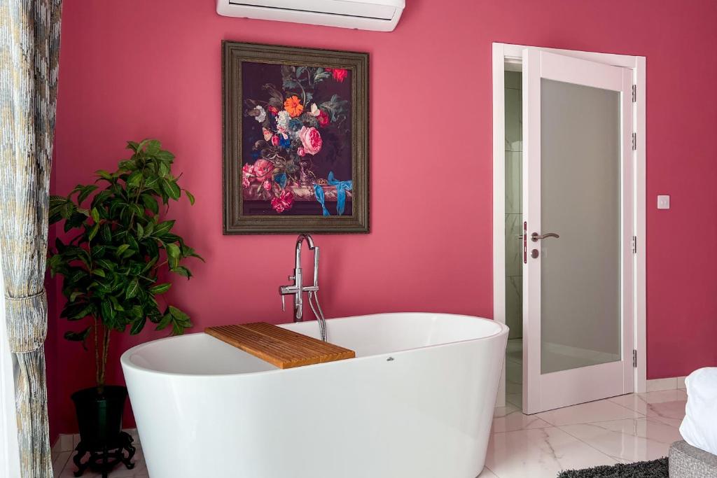 100 Boutique Living photo 1