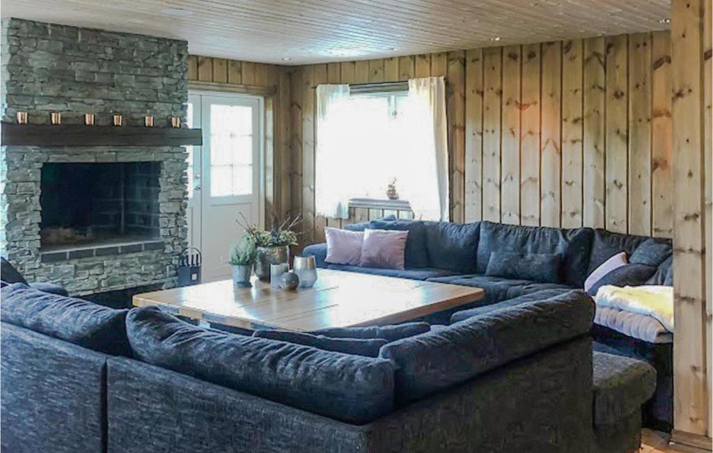 Stunning Home In Geilo With Sauna And 7 Bedrooms photo 2