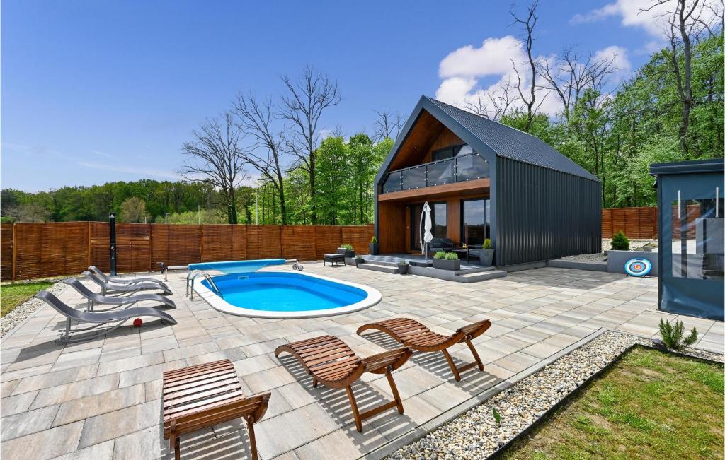 Amazing Home In Ferdinandovac With Jacuzzi, Heated Swimming Pool And 2 Bedrooms
