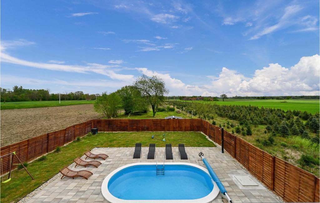 Amazing Home In Ferdinandovac With Jacuzzi, Heated Swimming Pool And 2 Bedrooms photo 1