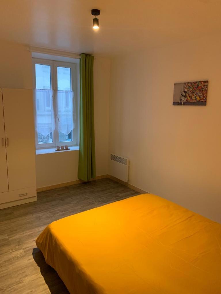 L'appart du bourg - 4 chambres lits doubles - sur 2 niveaux - 2 salles de bain - séjour avec espace salon et cuisine équipée ouverte sur le séjour - photo 1