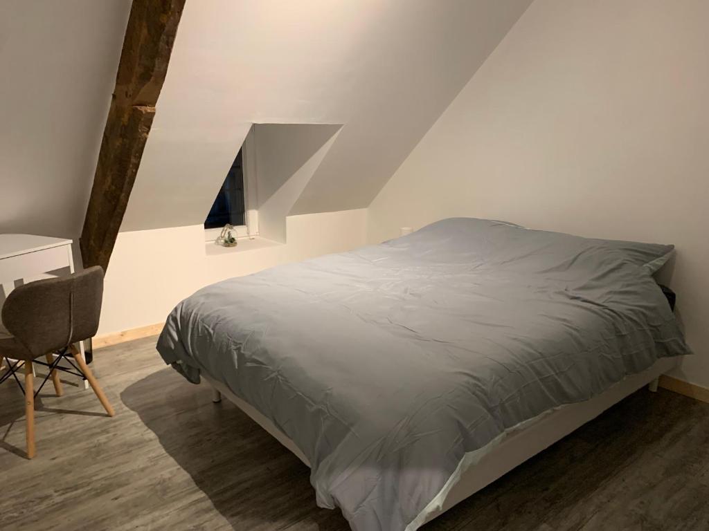 L'appart du bourg - 4 chambres lits doubles - sur 2 niveaux - 2 salles de bain - séjour avec espace salon et cuisine équipée ouverte sur le séjour - photo 3