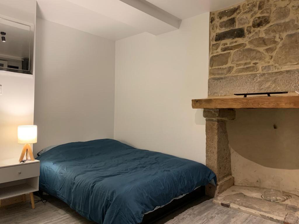 L'appart du bourg - 4 chambres lits doubles - sur 2 niveaux - 2 salles de bain - séjour avec espace salon et cuisine équipée ouverte sur le séjour - photo 4
