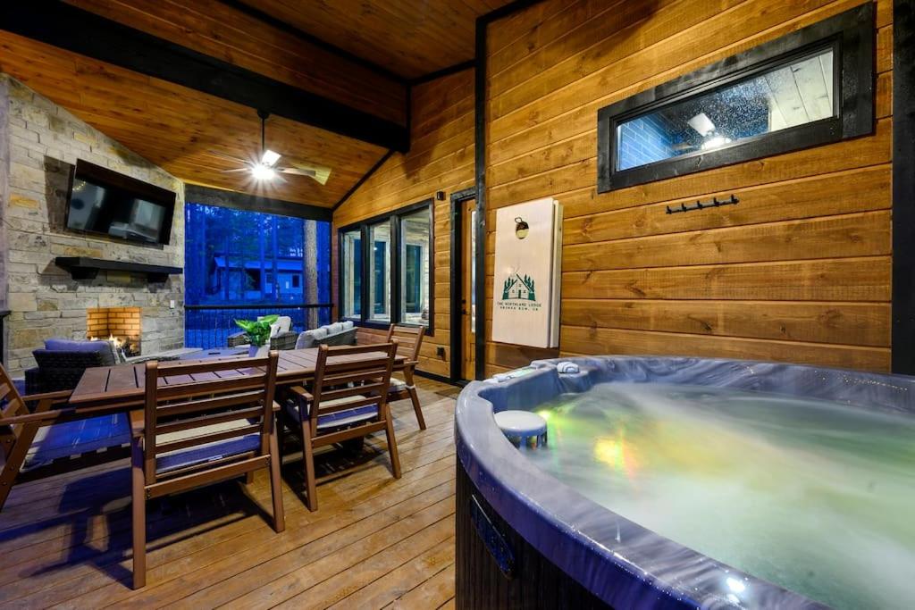 Brand New Luxury 2 Bedroom with Loft and Spa Sleeps 10 photo 2
