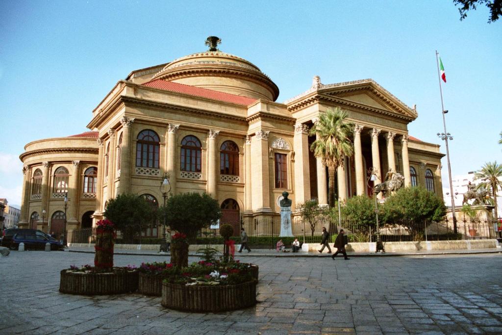 Montesanto House Palermo - Tap to explore photos