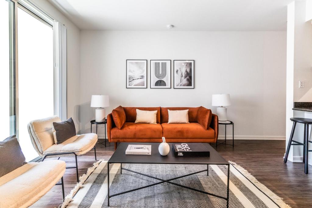 Spacious 2BR Near Santa Monica Beach, Walk Everywhere! image