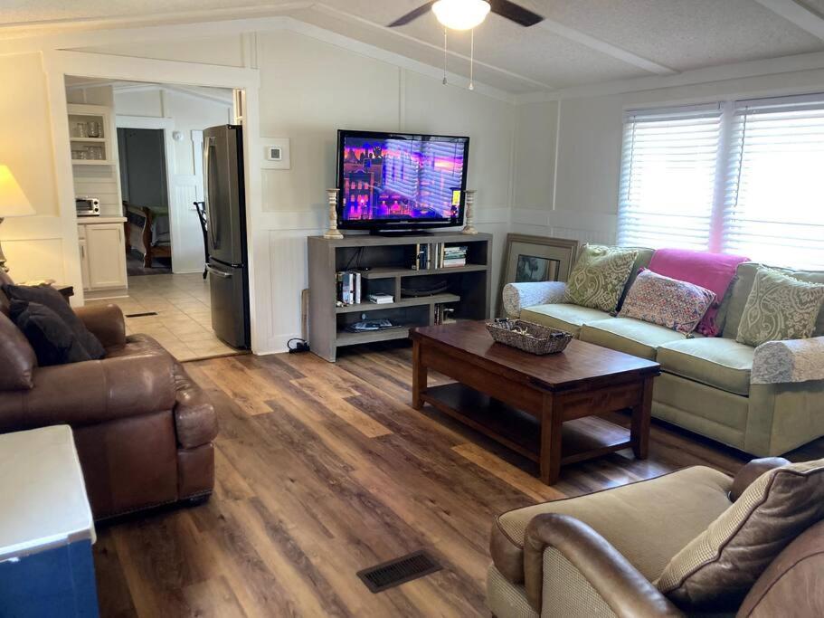 Beaufort SC New Renovation, Close to Parris Island, Historic Downtown, Beautiful Beaches, Sleeps 8 image