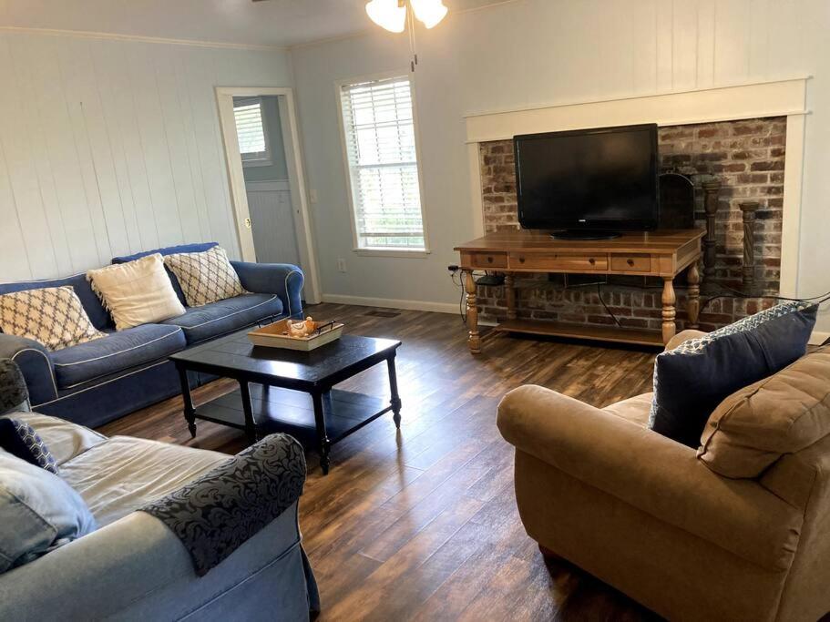 Tucked Away Newly Renovated 2 Bedroom/ 1 Bath Sleeps 8 photo 2
