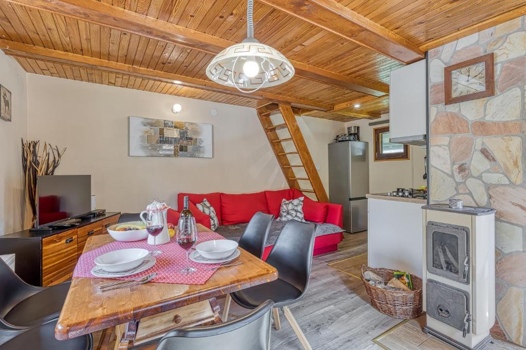 Rozi's Riverside Cottage - Happy Rentals photo 4