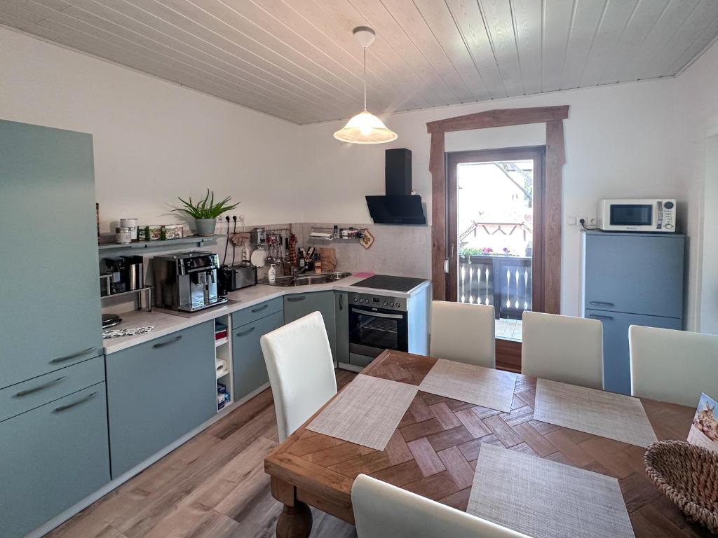 Schöne Altbauwohnung mit großer Sonnenterrasse photo 2