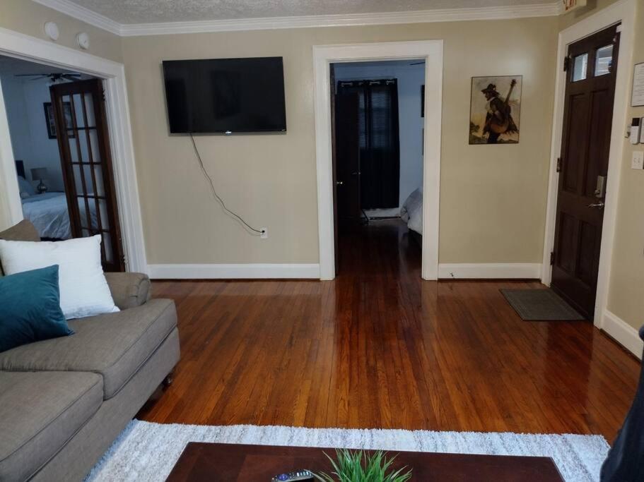 Cozy 2 bedroom 1 bath unit photo 1