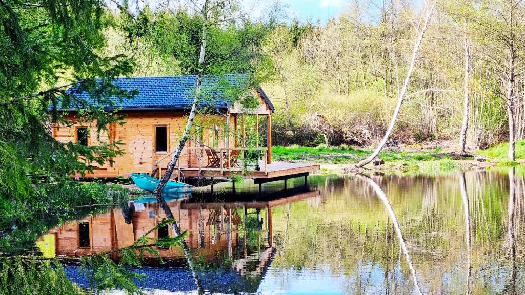 Cabane pilotis sur étang, au lac de Chaumeçon photo 1