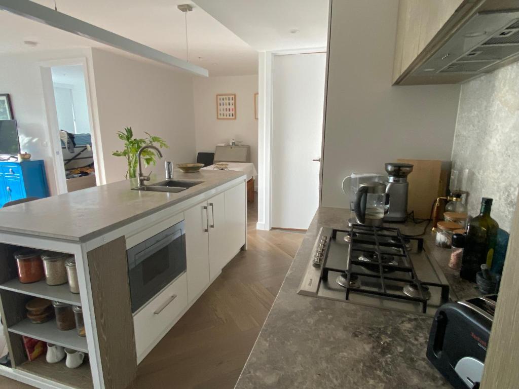 Spacious 2 bed apartment, great location photo 4