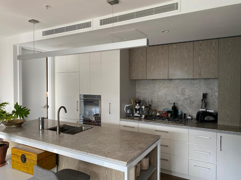 Spacious 2 bed apartment, great location photo 2