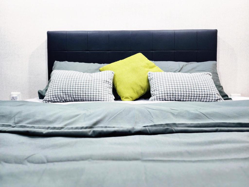Kozi Square Twin Room with free Wi-fi & Carpark photo 2