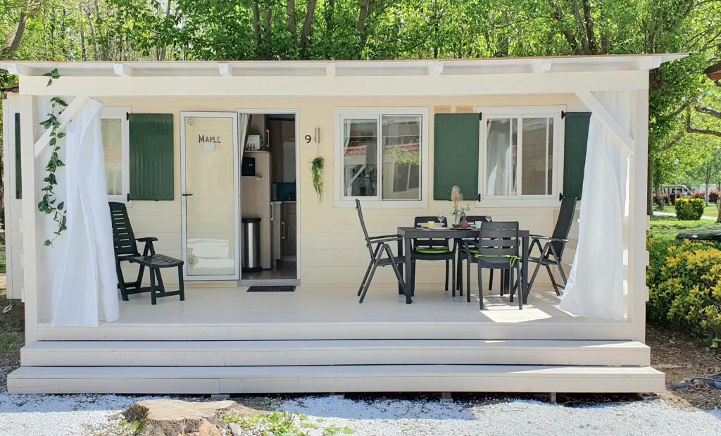 Luxe Mobilehome with dishwasher and airconditioning included fits 4 adults and 1 child, Ameglia, Ligurie, Cinqueterre, North Italy, Beach, Pool, Glamping