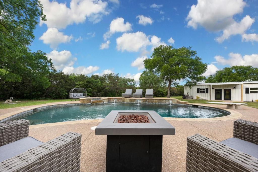 50 Acre Countryside Haven With Hiking Trails, Fossils, Pickleball Court, Basketball, Arcade, In-Ground Trampoline, Pool and Jacuzzi residence photo 1