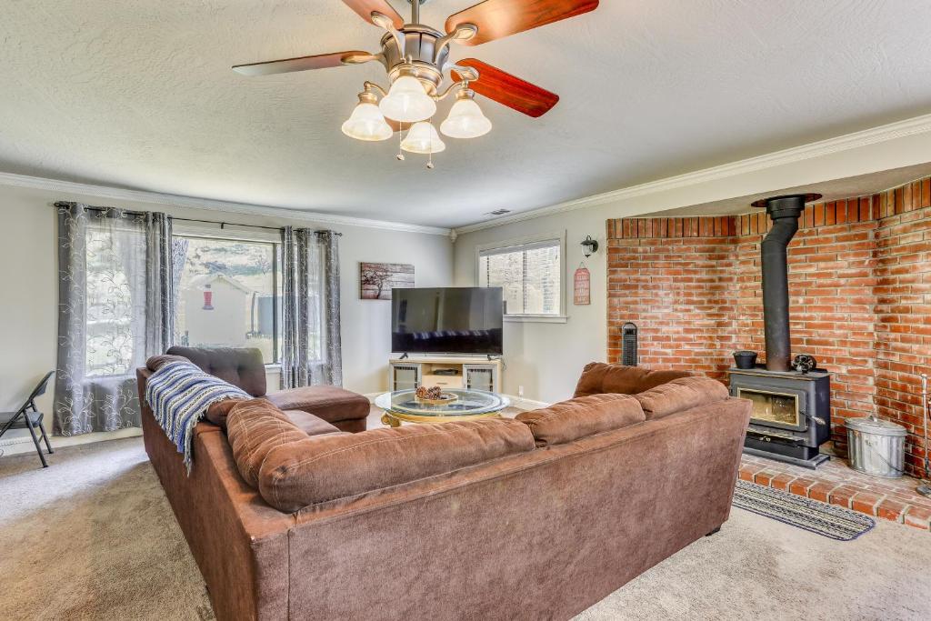 Oakhurst Vacation Rental Near Hiking and Bass Lake! photo 3