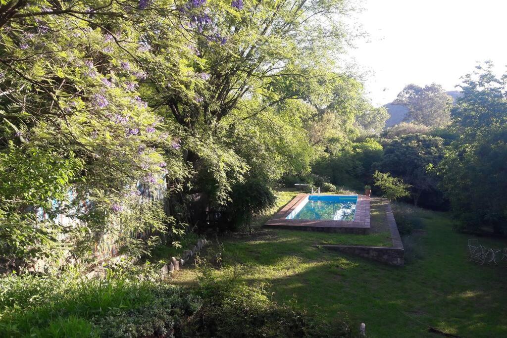 casa en las sierras piscina y rio cerca