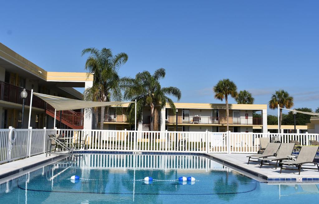 Super 8 by Wyndham Ocala I-75 image