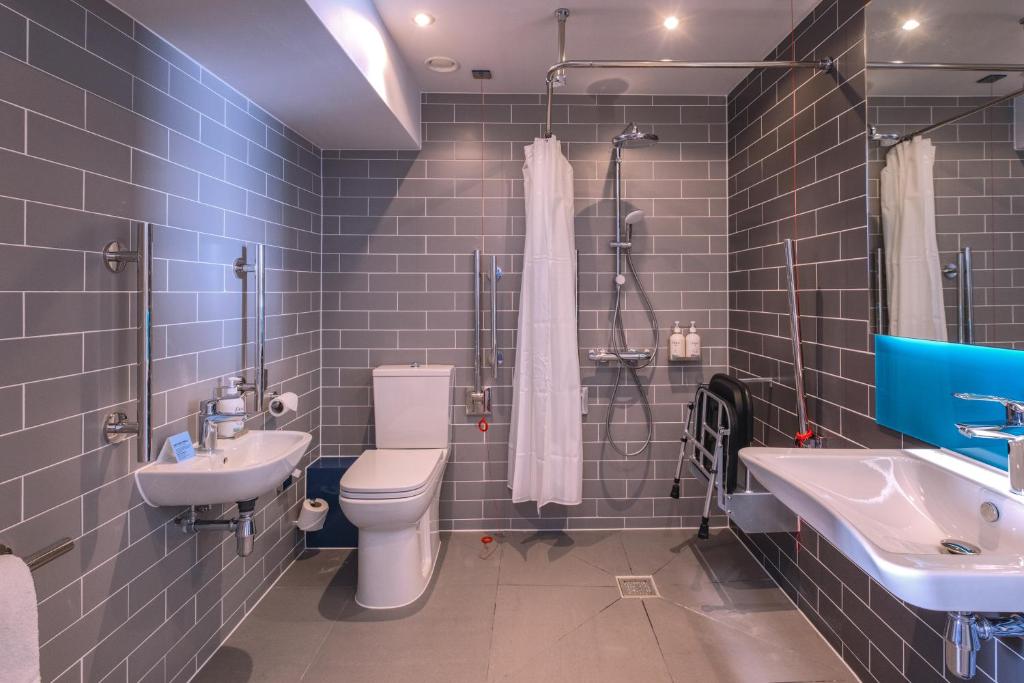 Holiday Inn Express Fleet - Tap to explore photos