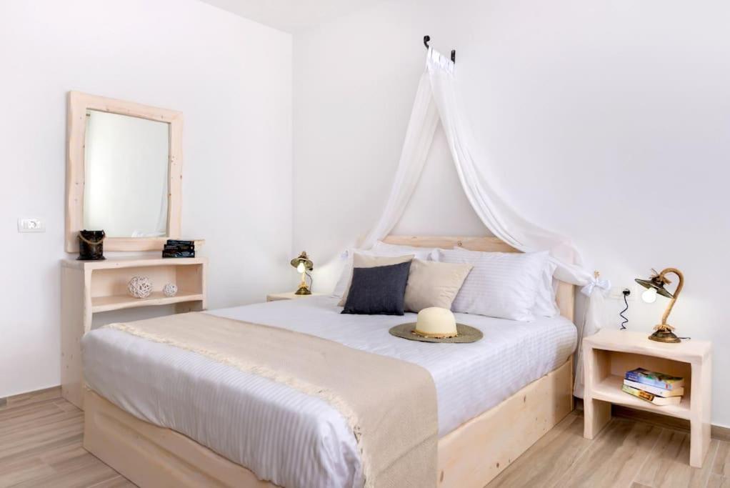 Amazing Vineyard View Luxury Villa with juccuzi!, Santorini