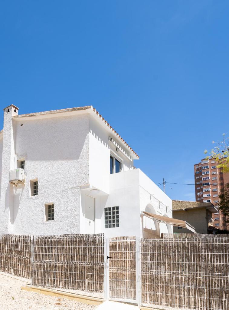 Casa MyA con terreno privado y parking compartido - a 800m de Playa Poniente photo 1