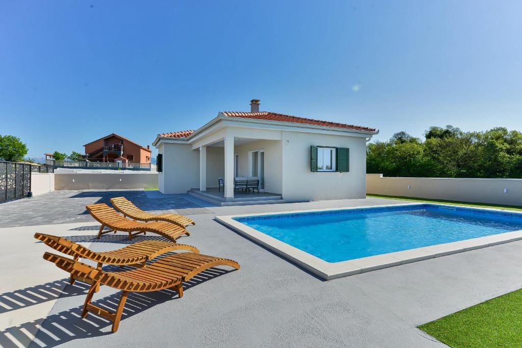 Holiday House Casia with pool photo 3