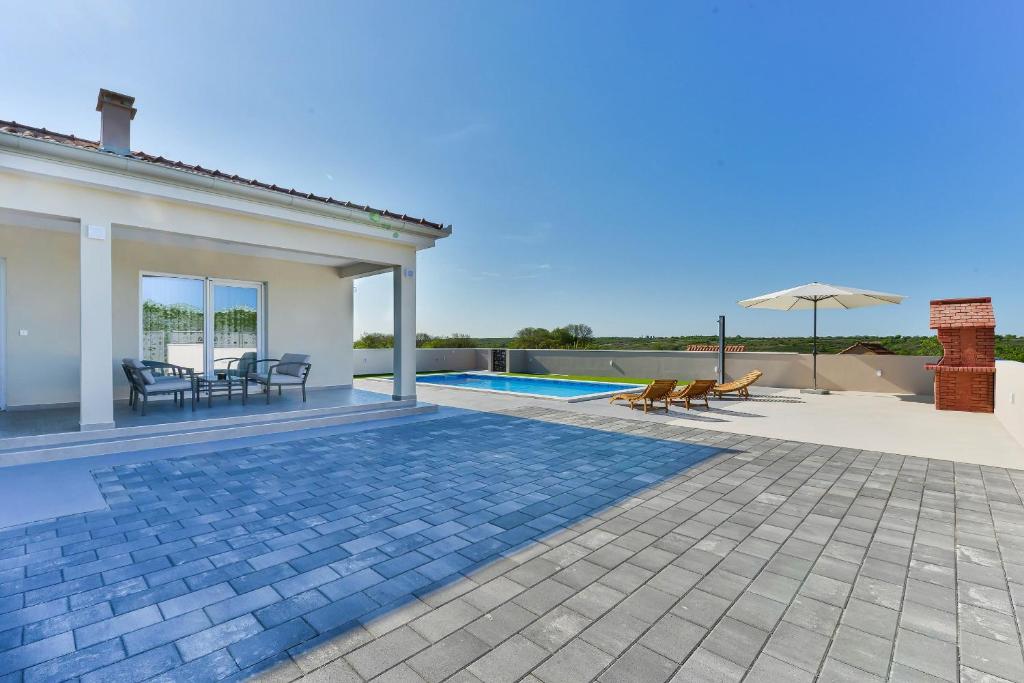 Holiday House Casia with pool photo 2
