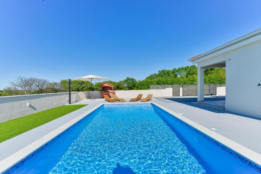 Holiday House Casia with pool photo 1