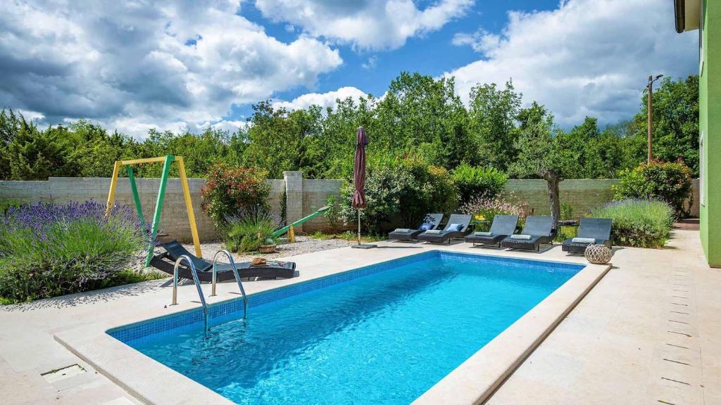 Beautiful poolside villa in Rakalj photo 4