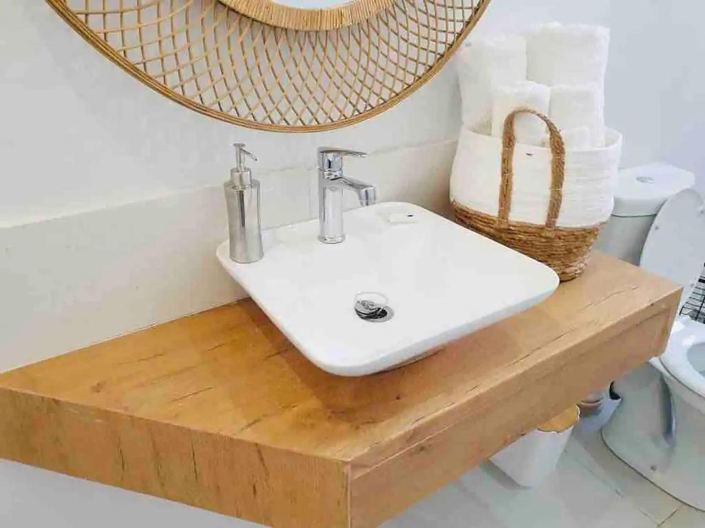 Contemporary 2 bed in Suburbs - 2080 photo 4