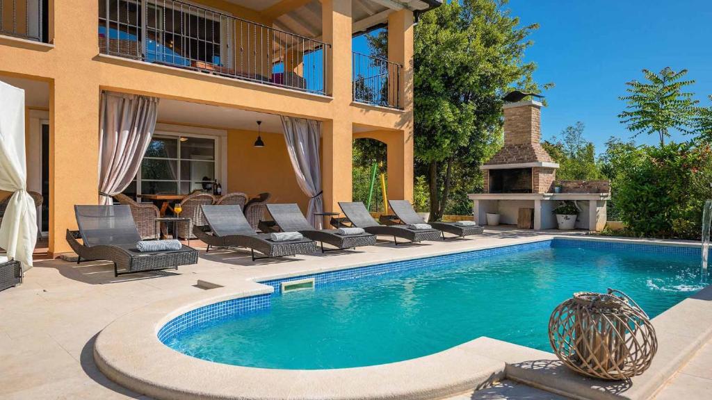 Modern villa with swimming pool in Rakalj photo 2