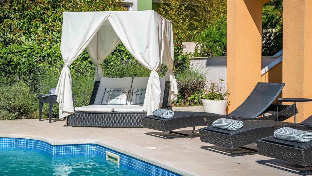 Modern villa with swimming pool in Rakalj photo 3