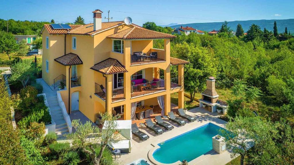 Modern villa with swimming pool in Rakalj